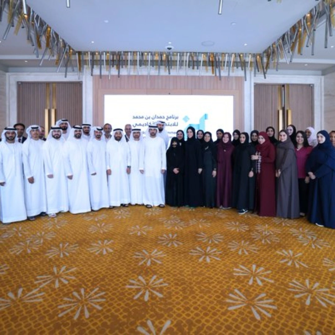 Snapshot of Success: Hamdan bin Mohammed Strikes a Pose with Dubai’s Education Champions!