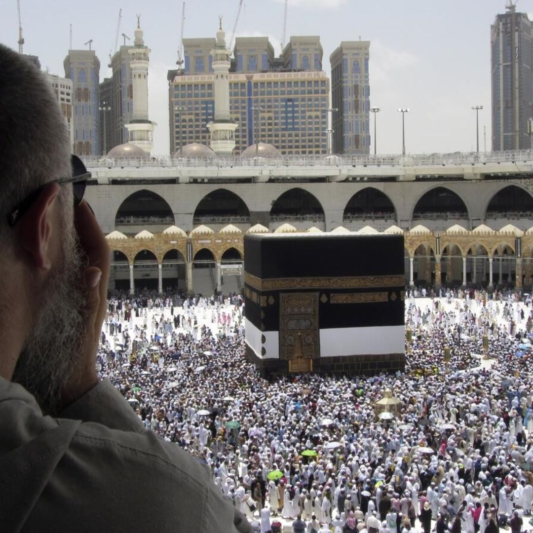 Blessings on Duty: Dubai Police Officers and Retirees Embark on Sponsored Umrah Journey